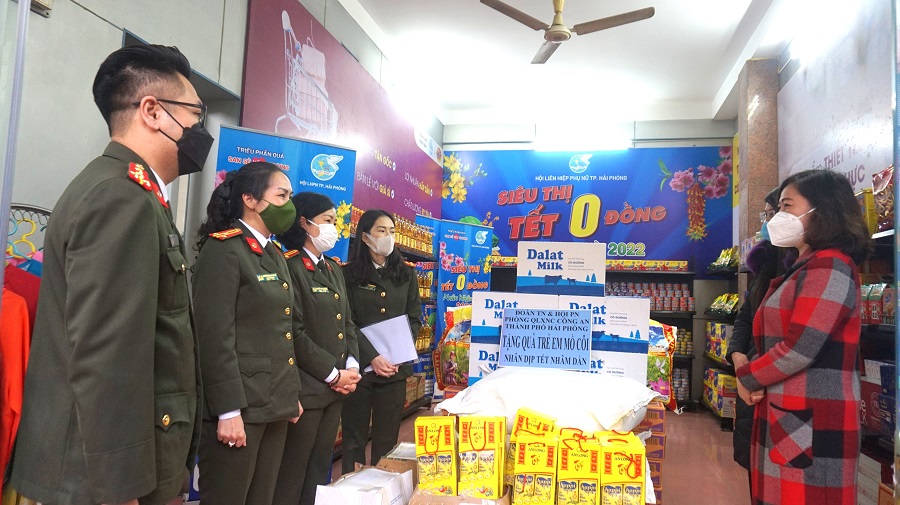 Phòng Quản lý xuất nhập cảnh : Tặng lương thực, thực phẩm trẻ em mồ côi và phụ nữ nghèo nhân dịp Tết Nhâm Dần 2022